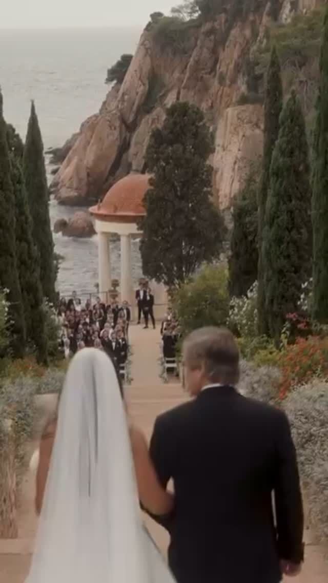 Hay bodas que dejan huella para siempre. Este es solo un vistazo a la espectacular celebración de A&D en Blanes 🩵@hugosousafilms @marimurtrabotanic @kamalevents @jordi_miro @anzmey123 @joaorosavisuals@davidmadding @miguelsoria_ @ainoa261 @h_santamarta @kristianabeauty @nubesdealgodonevents #weddinginspiration #blaneswedding #dronephoto #dji #bodas2025 #costabrava #lights #event #weddingday
