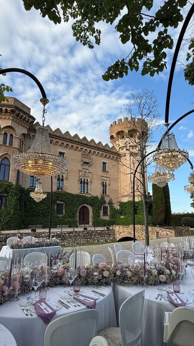 Ayer, de boda en @castelldesantmarsal con las luces de las chandeliers y la disco de @kamalevents ON ⚡️ 🪩🙂@vanessaserrani @sensacionsbarcelona #Kamal #Lights #Apagon #Luces #Chandeliers #Bodas2025 #destinationwedding #Disco #Events #KamalEvents #Castle #WeddingDay