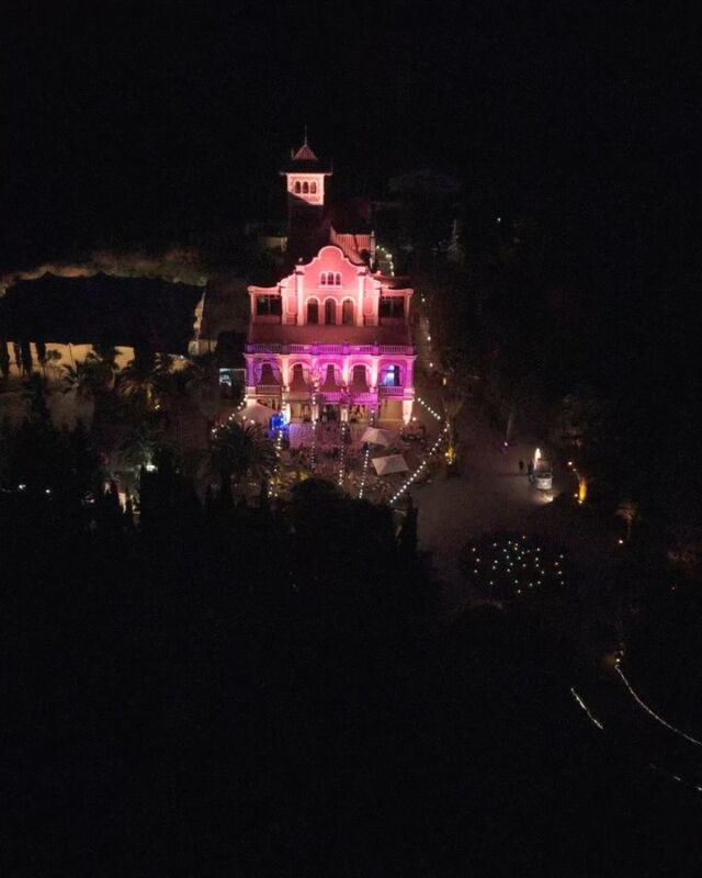 Sangeet moments ❤️Wedding planner: @ddweddings_celebrationsVenue: @castelldebenviure_Flowers: @pepevonstrudelPhoto & Video: @weddingsartLights & Sound:@kamaleventsDj: @devenmusiqDhol: @dholidhruvHair & Make up: @teresasnowball_coCatering: @sensacionsbarcelona #Bodas2025 #Lights #Sangeet #Music #weddingday #AmazingWedding