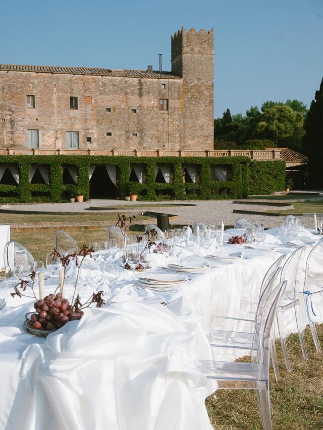 En blanco óptico y con un castillo de fondo 😍📍Castell de Caramany Finca: @castelldecaramany Wedding Design & Plan: @nua_wp HMUA: @teresasnowball_co Mobiliari: @opera_lloguers So & Il·luminació: @kamalevents Càtering: @lesmagnolies Fotografia: @sunsialbets Papereria: @anori_studio Content Creator: @btswithmariam Escenografia / Flor: @mireiafontescenografia @lafloreria_bcn Quartet música: @edelweissquartet MC – “Majordom”: @tobyweddings Núvia: @pmosays Nuvi: @ryec0 #Bodas2025 #Castell #Lights #Dj #Music #weddingday #KamalEvents